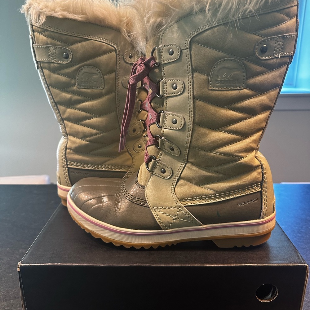 Sorel Torino Beige and Olive Quilted Boots